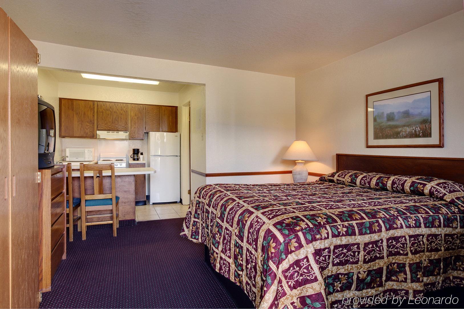Amerihome Inn & Suites Houston Airport North Room photo