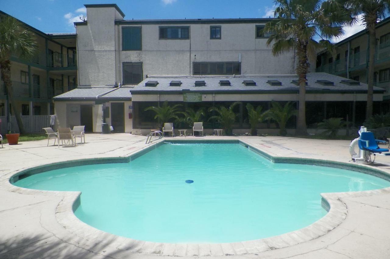 Amerihome Inn & Suites Houston Airport North Exterior photo